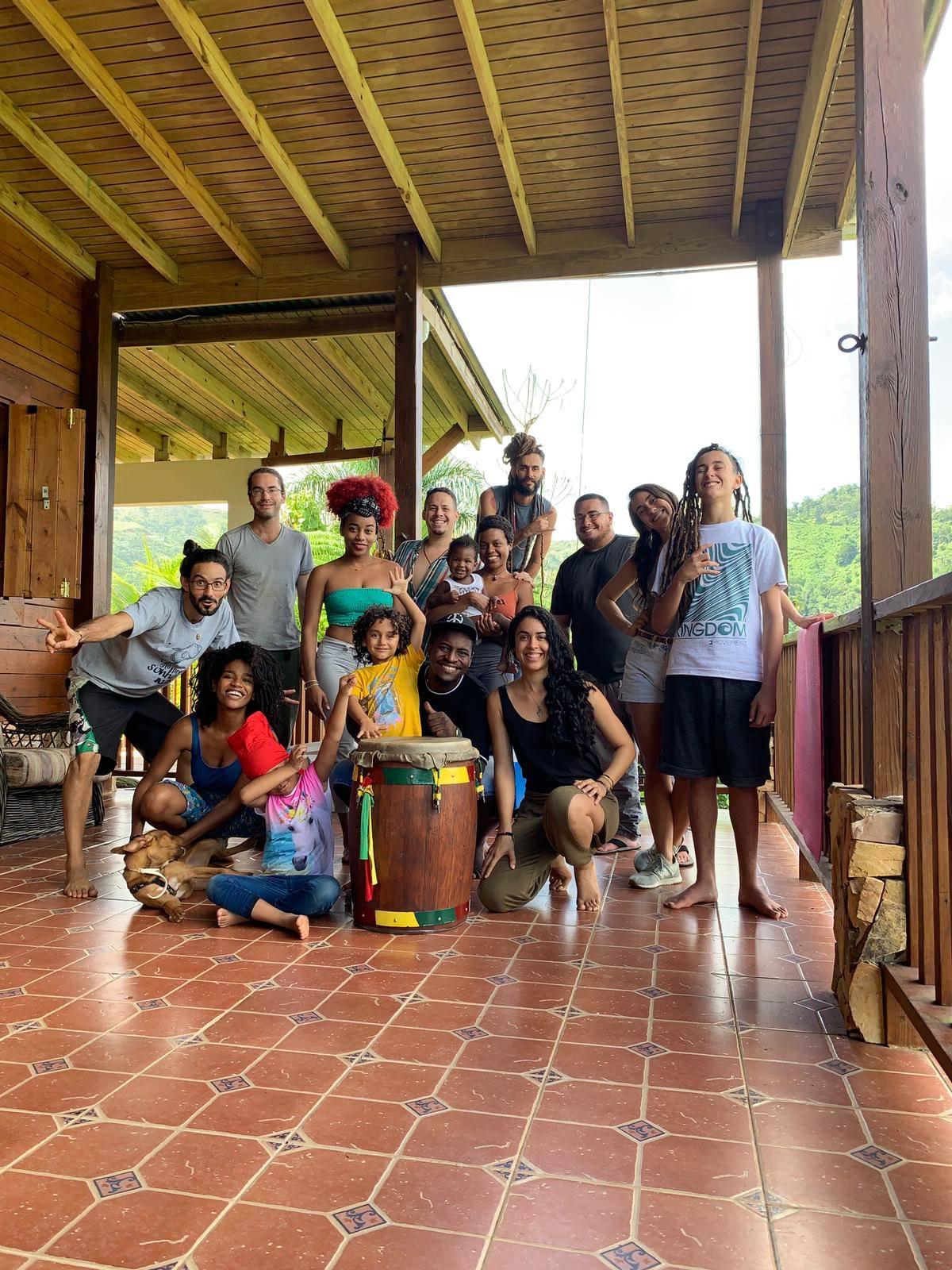 Grupo comunitario reunido en un centro de Loíza